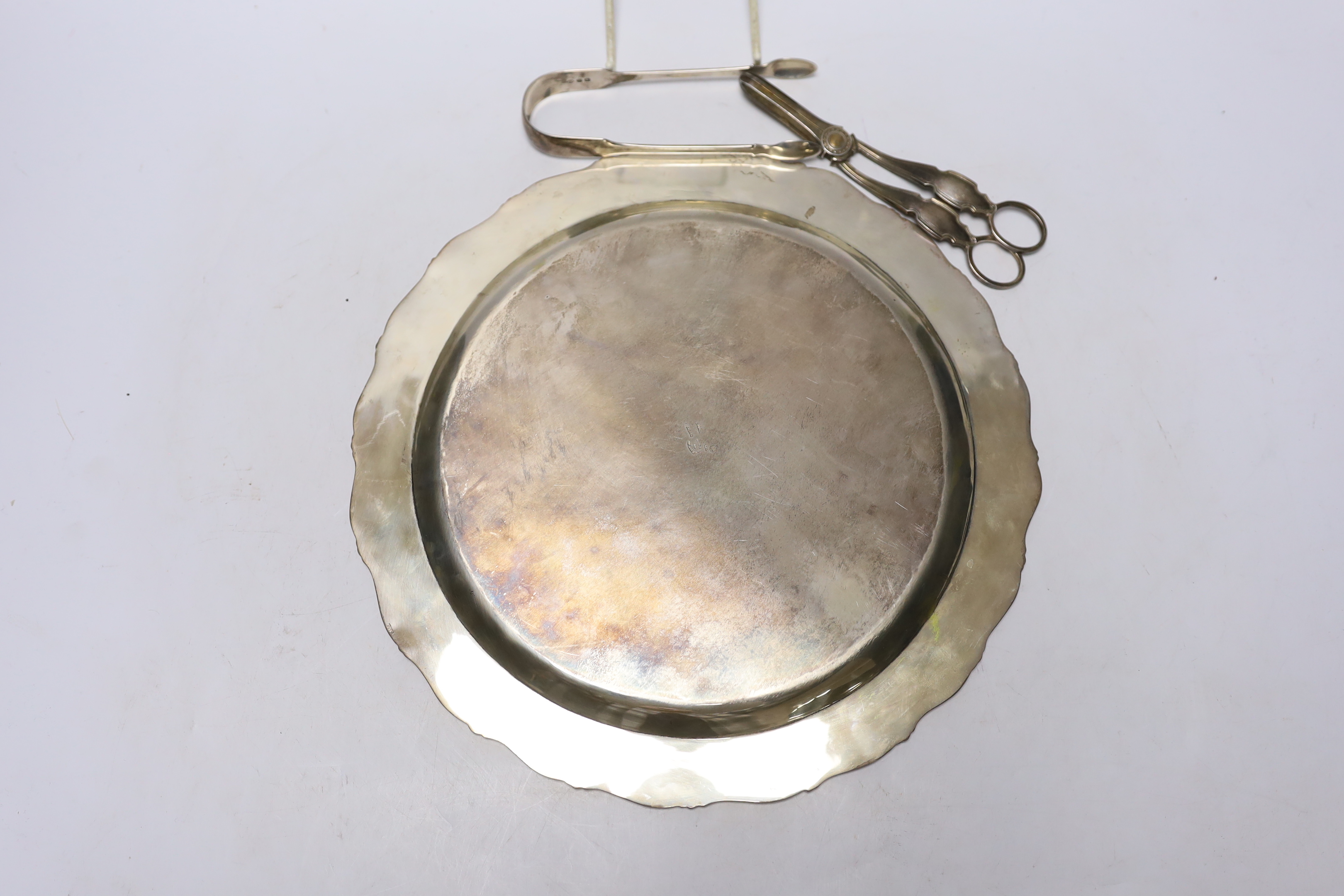 A 20th century Mexican 925 sterling circular platter, 30.1cm, a pair of Georgian silver sugar tongs and a later pair of silver grape shears, 26oz.